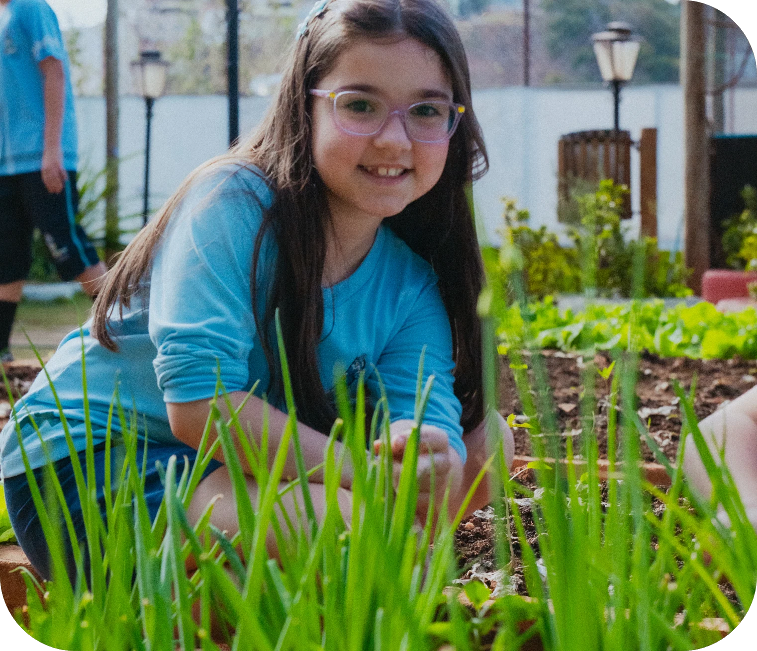 Aluna em contato com a natureza